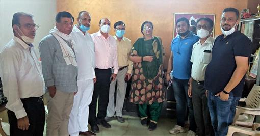 फ्री होल्ड पोर्टल को लेकर विधायक सीमा त्रिखा से मिले शहर के व्यापारी
