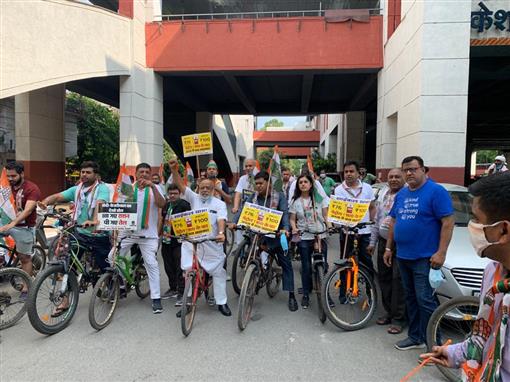 महंगे पेट्रोल-डीजल के खिलाफ केशवपुरम में कांग्रेस की विशाल साइकिल रैली