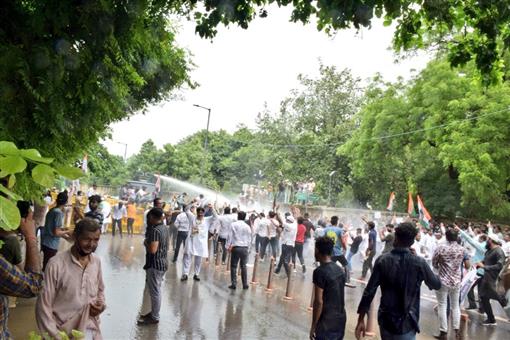 केजरी सरकार के खिलाफ कांग्रेस का जबरदस्त प्रदर्शन