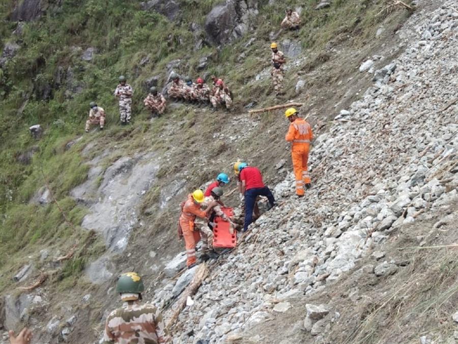 पहाड़ी के मलबे में दफन दो और लोगों के शव बरामद, अभी भी 14 बस सवार यात्री लापता