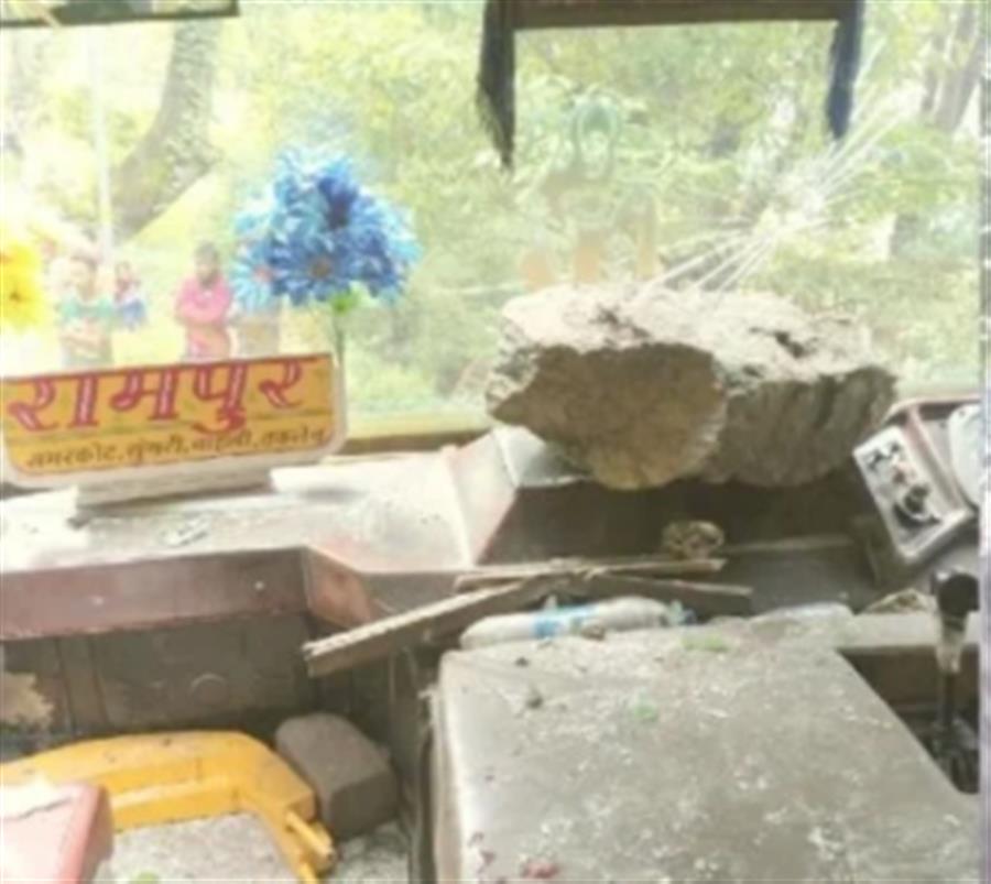 रामपुर से रोहड़ू जा रही चलती बस पर गिरा पत्‍थर, दो सवारियां घायल