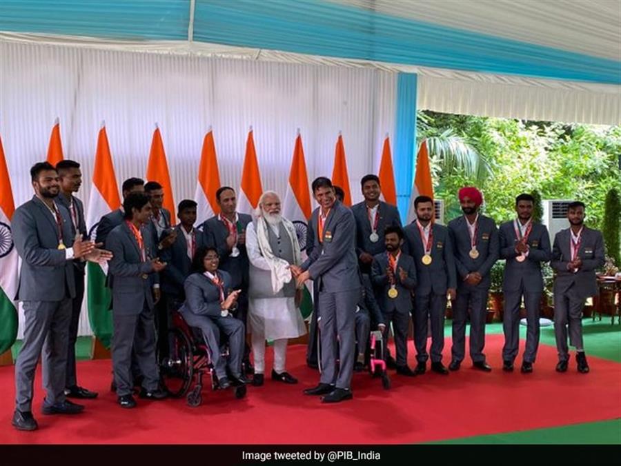 प्रधानमंत्री मोदी ने भारतीय पैरालंपिक दल को अपने आवास पर सम्मानित किया