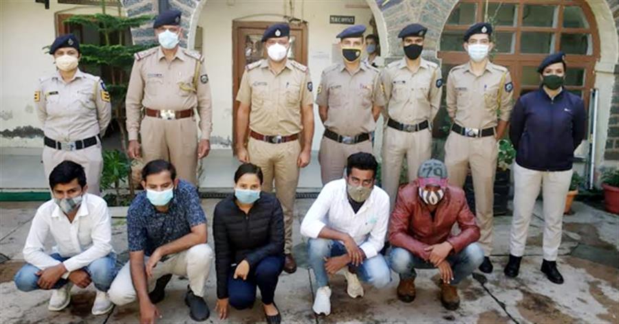युवती और उसके चार साथी ठगी करने के आरोप में धरे, शिमला की महिला की शिकायत पर कार्रवाई