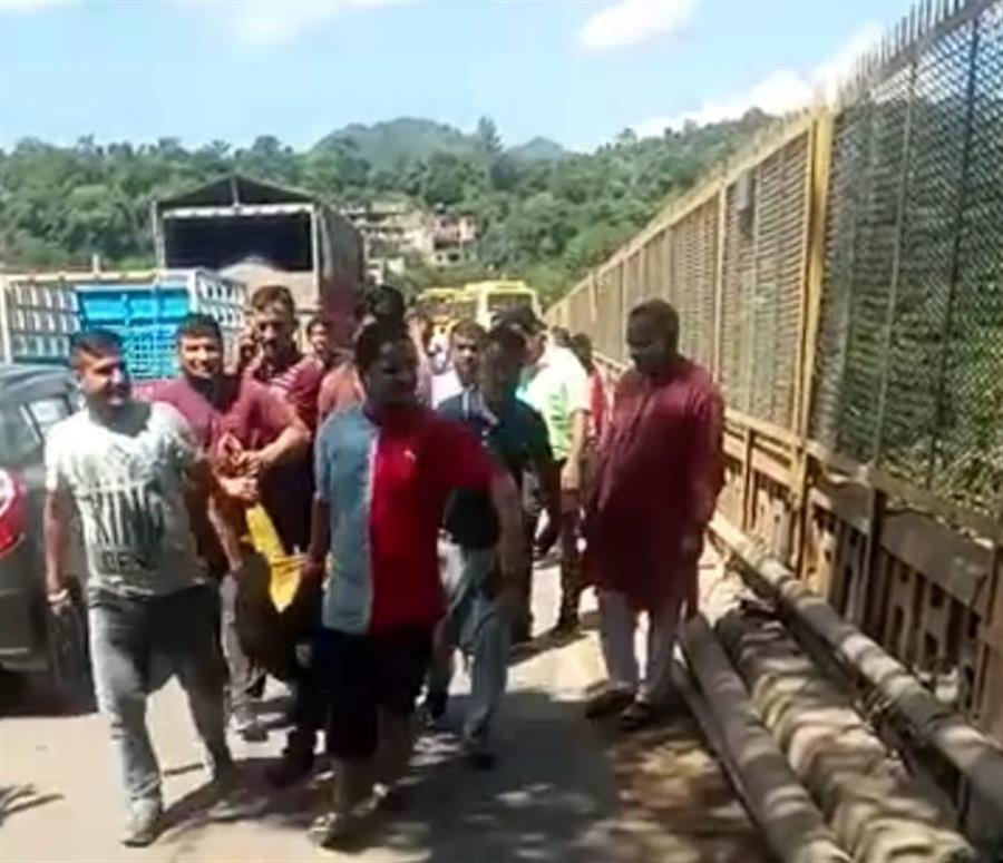 कंदरौर पुल से कूदने की कोशिश कर रहे युवक को लोगों ने दबोचा, पास से मिला वनरक्षक भर्ती का एडमिट कार्ड