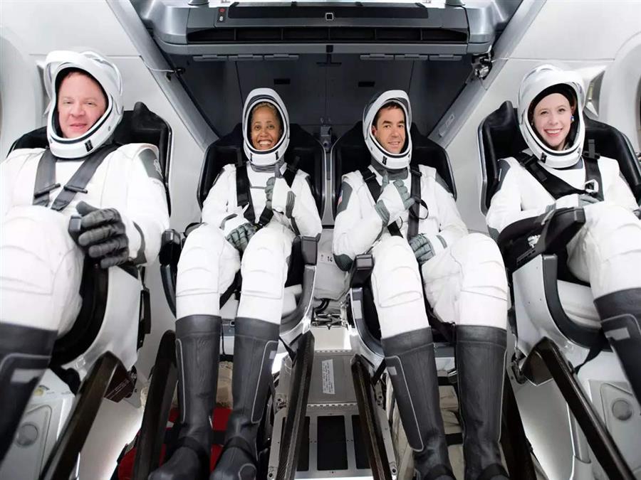 पृथ्वी का चक्कर लगाने 4 लोगों को लेकर पृथ्‍वी की कक्षा में पहुंचा स्पेसएक्स