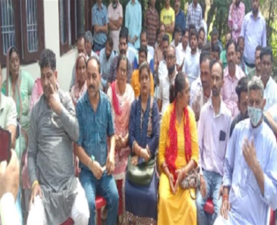 पिछली बार के बागी बलदेव ठाकुर को भाजपा टिकट देने पर परमार समर्थकों का सामूहिक इस्‍तीफा