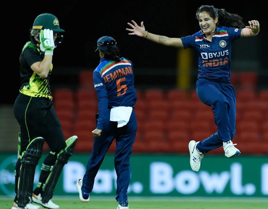 हिमाचल की बेटी ने दूसरे अंतराष्‍ट्रीय मैच में झटका पहला विकेट