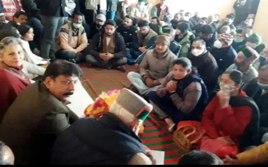 जोगिंद्रनगर ब्‍लॉक कांग्रेस की बैठक में भिड़े सुरेंद्रपाल और जीवन ठाकुर के समर्थक