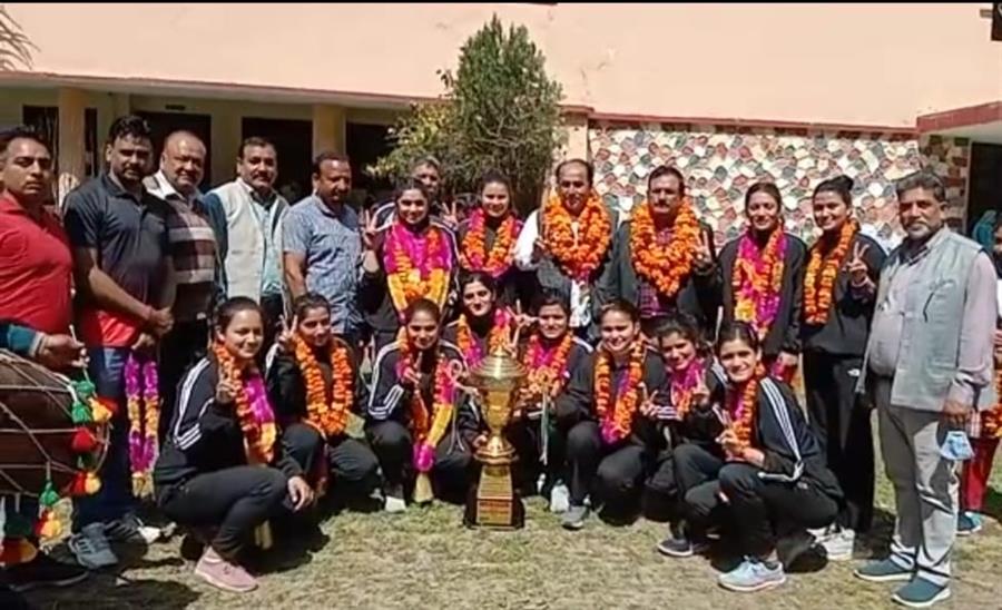 दूसरी बार राष्‍ट्रीय विजेता बन लौटी महिला कबड्डी टीम का बिलासपुर में जोरदार स्‍वागत  