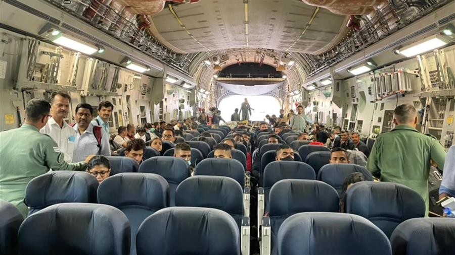  भारत ने काबुल से अपने राजनयिकों व अधिकारियों को किया एयरलिफ्ट