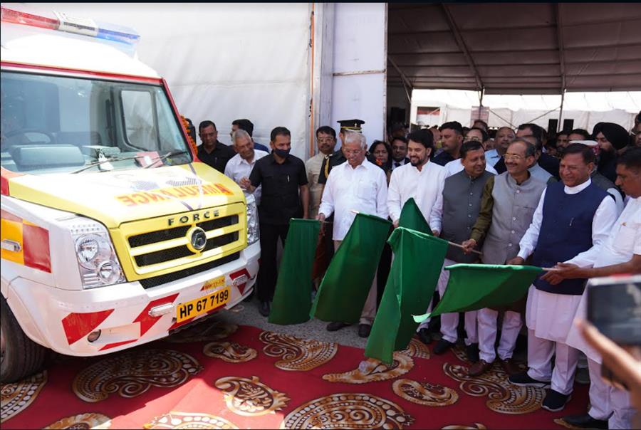 अनुराग ठाकुर और राज्‍यपाल ने 4 मोबाइल मेडिकल यूनिट रवाना कीं, ऊना में चिकित्‍सा शिविर