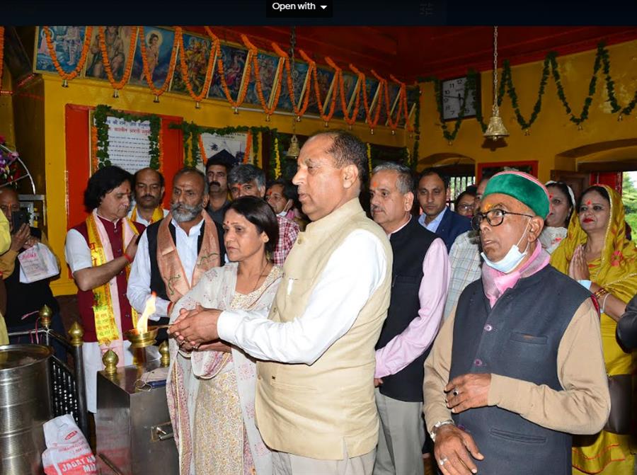 मुख्यमंत्री ने हनुमान मंदिर जाखू में पूजा-अर्चना की