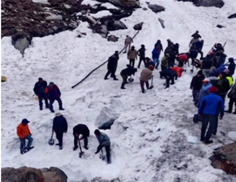 पर्यटक युवती बर्फ में फिसल कर खाई में गिरी, मनाली अस्पताल ले जाते समय मौत