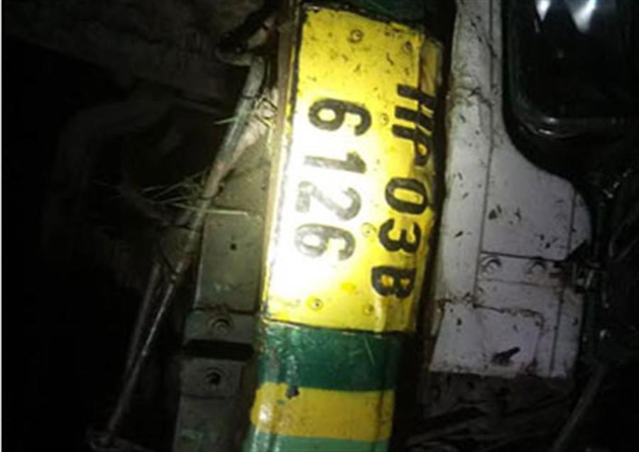 एचआरटीसी बस खाई में गिरी, चालक की मौत