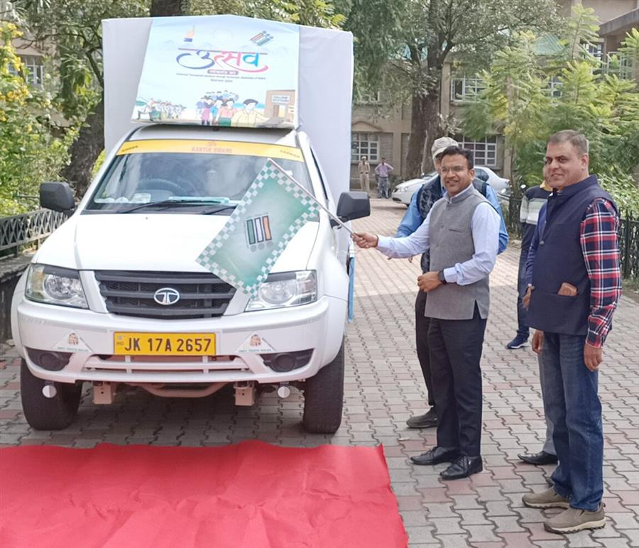 डीसी कांगड़ा ने रवाना किया लोकतंत्र उत्सव वाहन