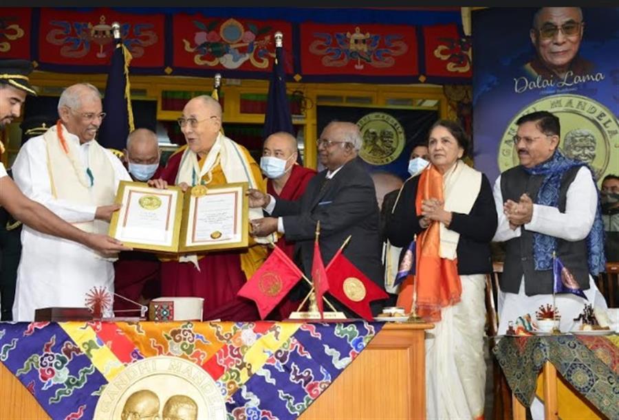 धर्मगुरु दलाईलामा गांधी मंडेला पुरस्कार से सम्मानित