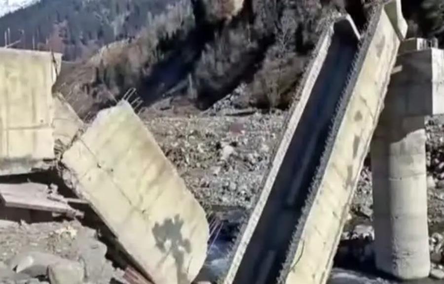 मनाली-सोलंग गांव को जोड़ने के लिए बना अधूरा पुल शटरिंग खोलते ही धड़ाम से गिरा