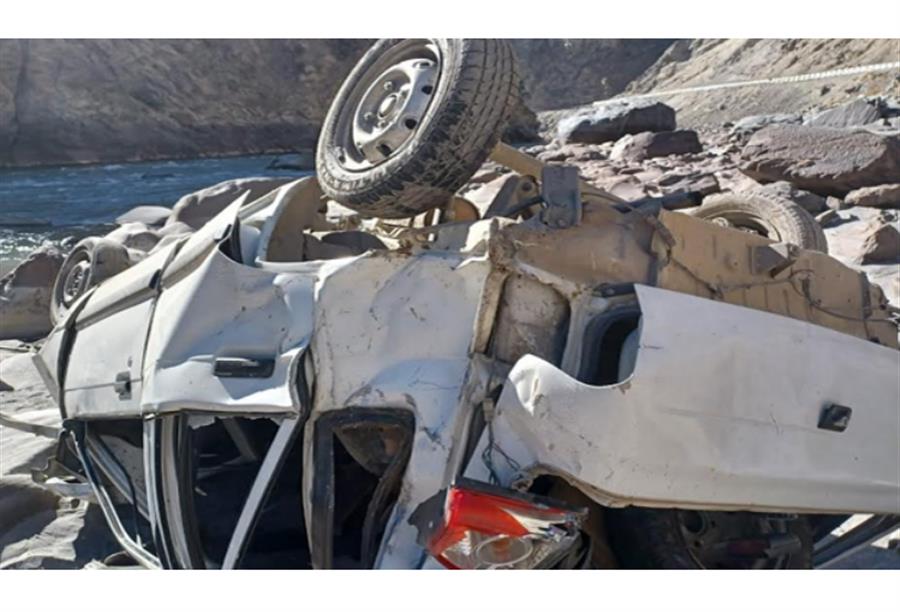 दो वाहन खाई में गिरने से एक की मौत, 6 घायल