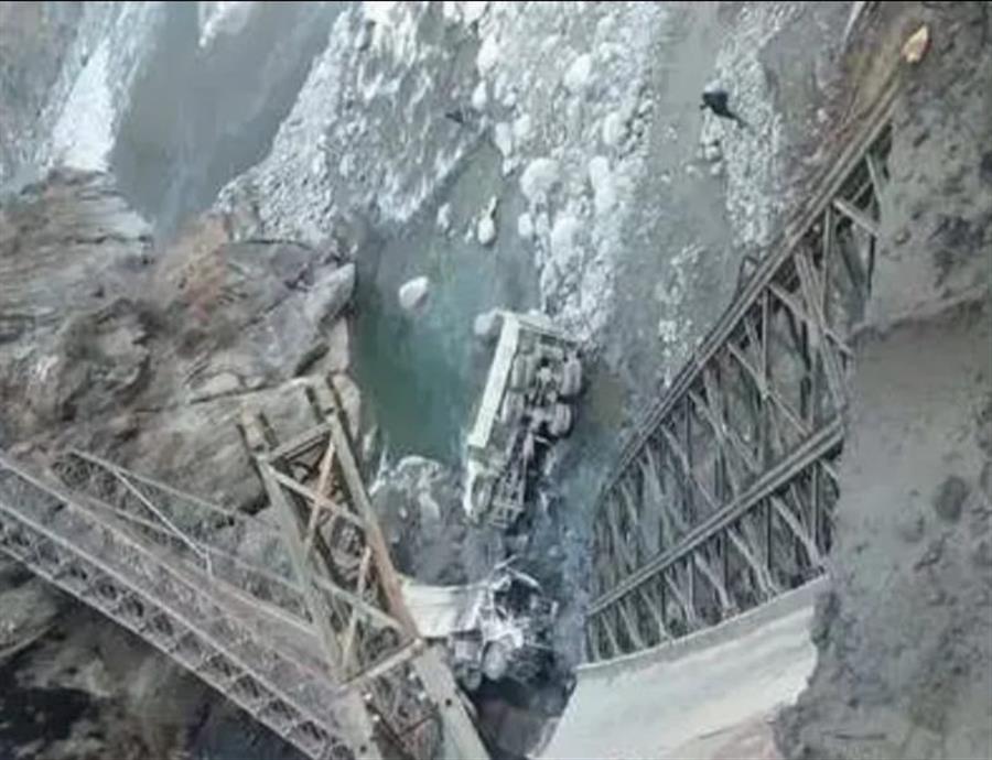 दो टिप्‍परों के भार से गिरा होली को जोड़ने वाला चोली पुल, एक की मौत