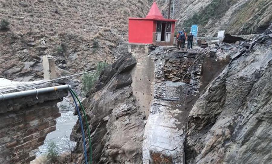 होली के बाद भरमौर को जोड़ने वाला पुल भी गिरा, 29 पंचायतें सड़क से कटीं