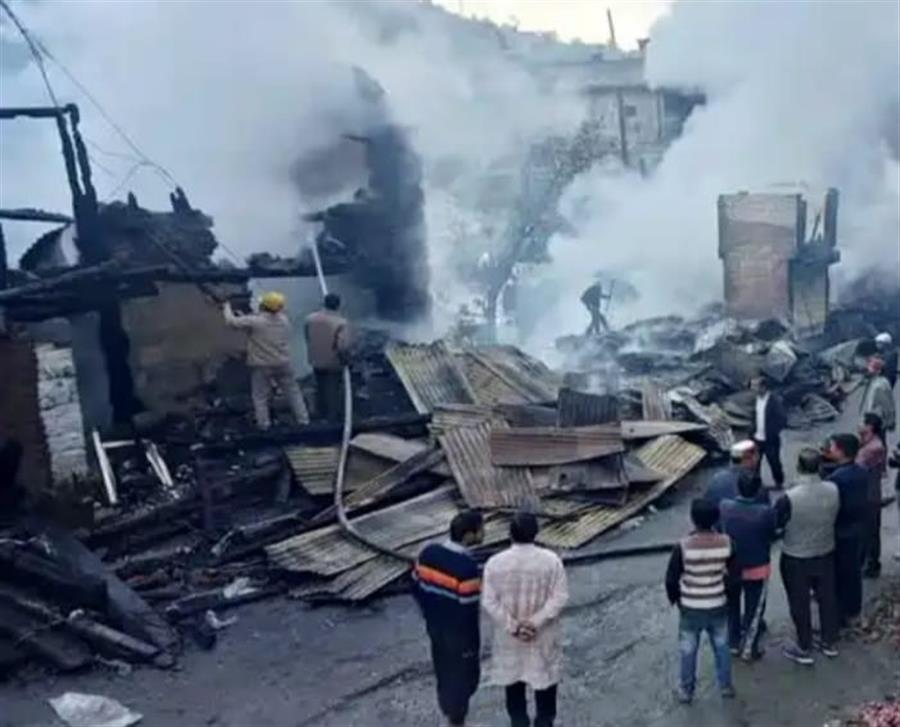 बंजार में आग लगने से 9 दुकानें व 4 घर राख