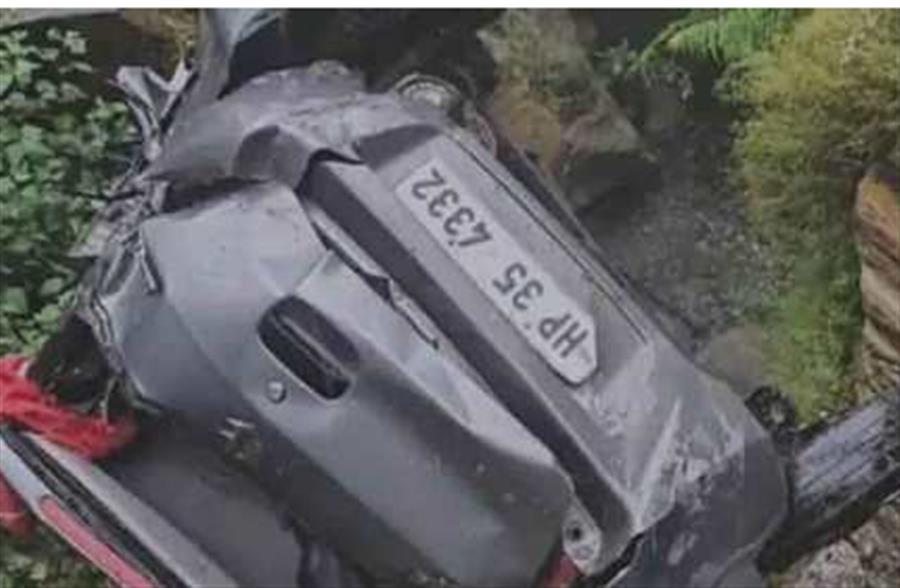 कार खाई में गिरी, पांच लोगों की मौत