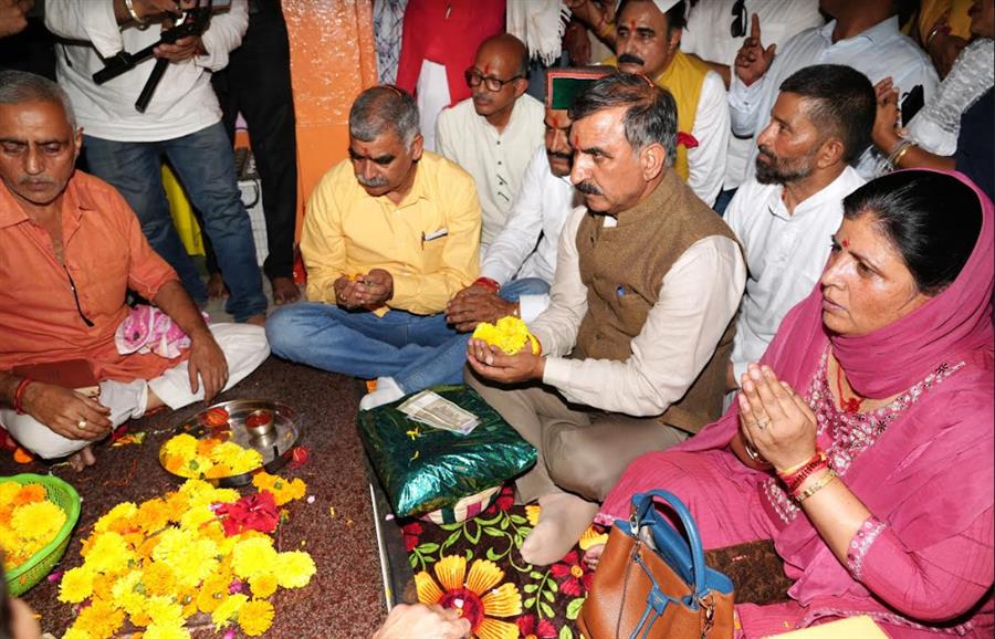 मुख्यमंत्री ने चनौर में ऐतिहासिक शिव मंदिर में शीश नवाया बोले भारी बारिश के चलते क्रशर पर रोक