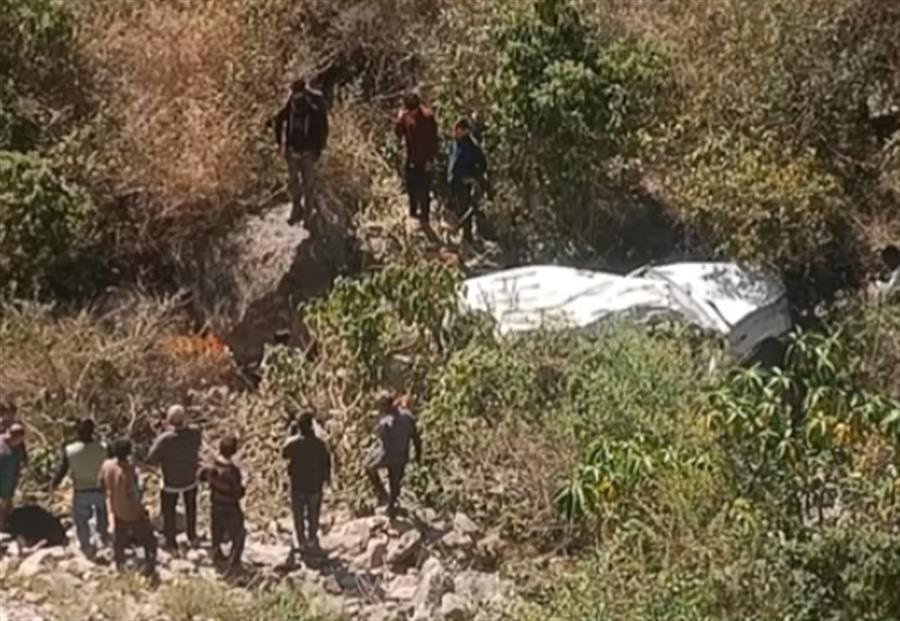 खाई में गिरी टाटा सूमो, 4 महिलाओं और वाहन चालक की मौत, 6 गंभीर