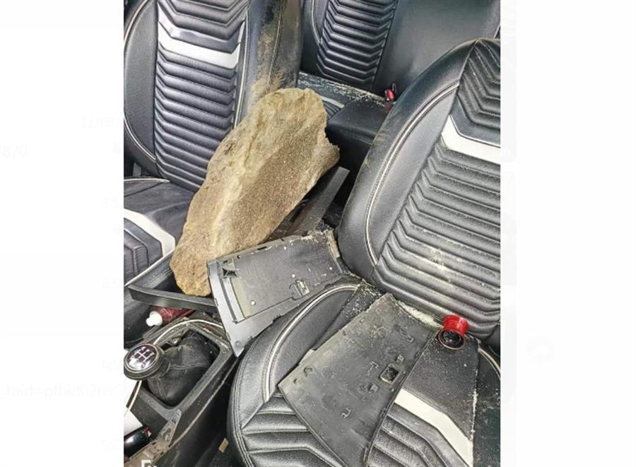 चलती कार पर गिरा पत्‍थर फ्रंट सीट पर बैठी महिला की मौत