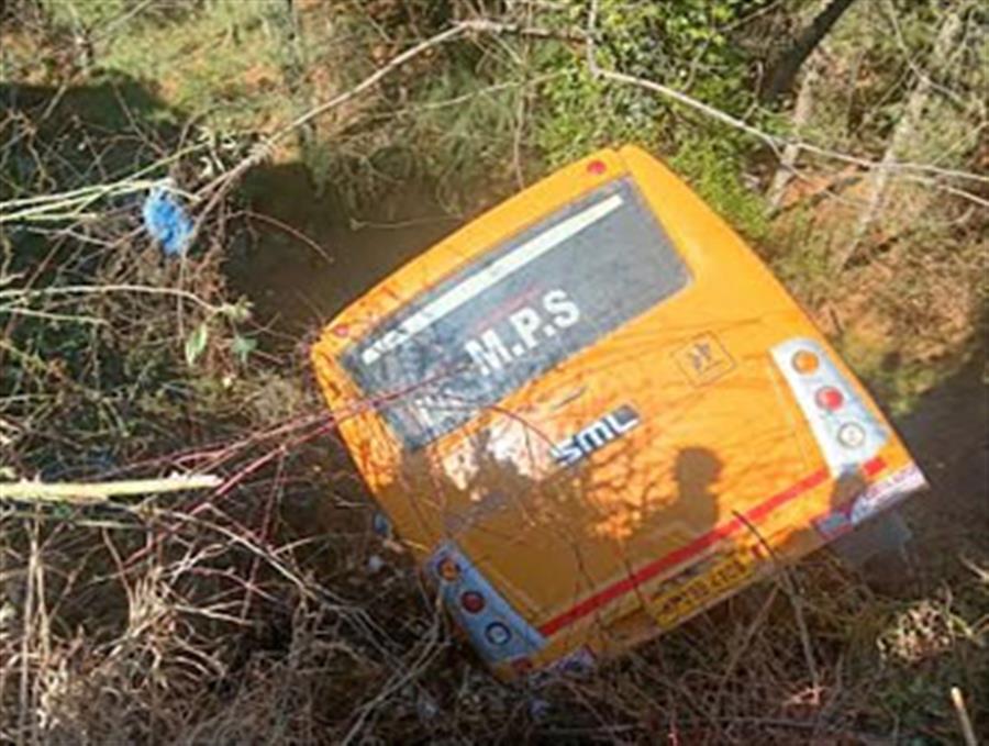 स्‍कूल बस खाई में लुढ़की, 5 बच्‍चे घायल, 2 रेफर