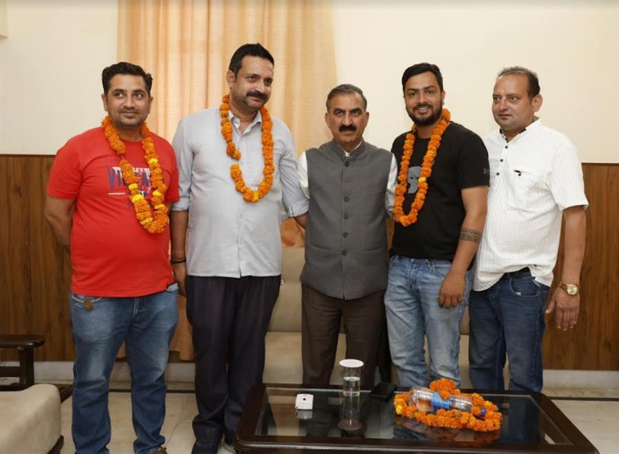 भाजपा समर्थित बीडीसी सदस्य मनजीत, हमीरपुर नप अध्यक्ष मनोज कांग्रेस में शामिल