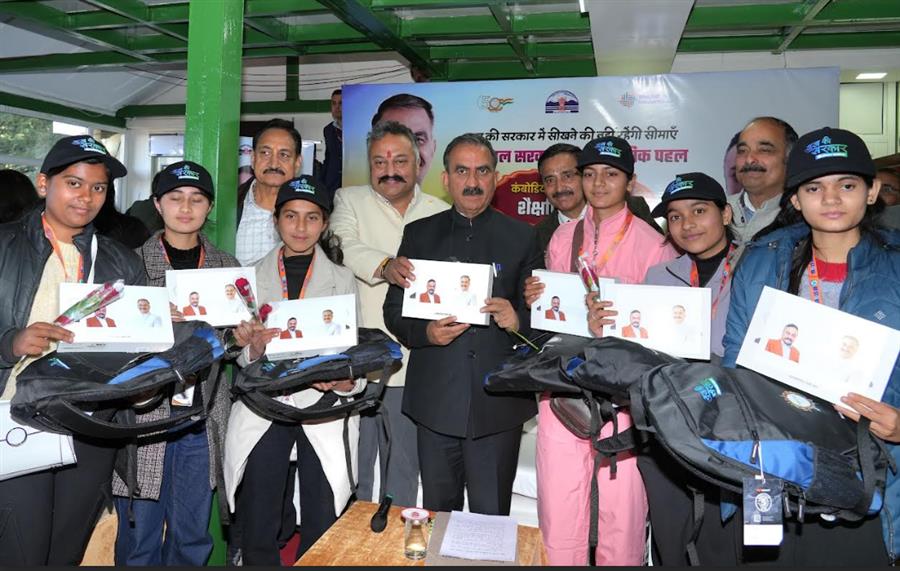 सरकारी स्कूलों के 50 मेधावी विद्यार्थी विदेश भ्रमण के लिए किए रवाना