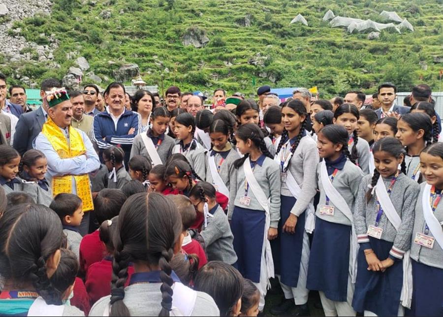 सामान्‍य ज्ञान के प्रश्‍नों का उत्‍तर नहीं दे पाए छात्र, सीएम ने अध्‍यपकों की ली क्‍लास