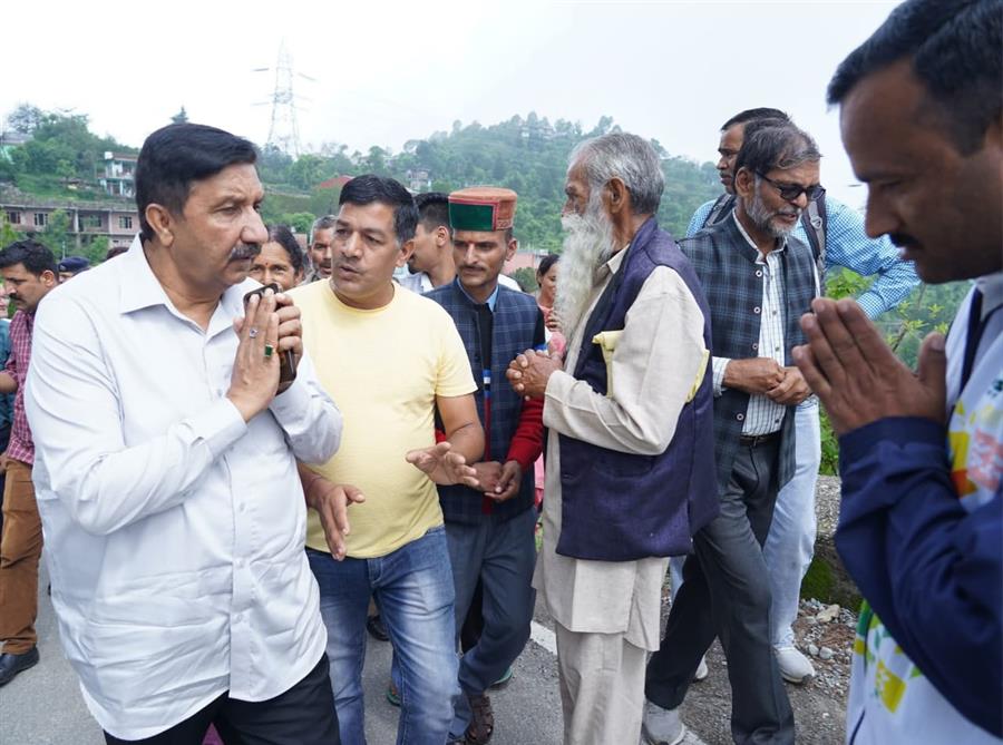 उपमुख्यमंत्री ने सराज और नाचन विस क्षेत्रों के आपदा प्रभावित इलाकों का दौरा किया
