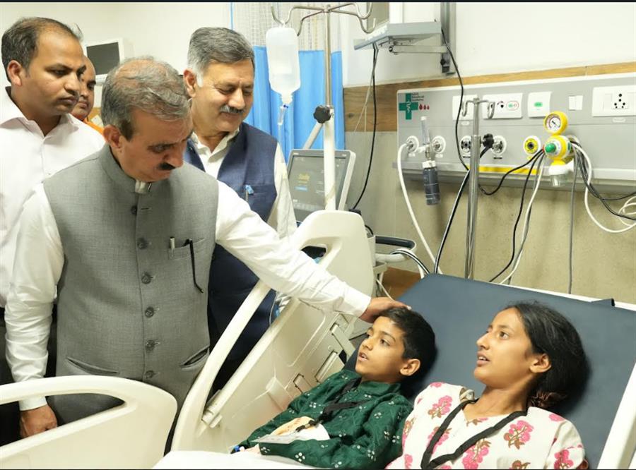 मुख्यमंत्री ने एम्स बिलासपुर में बस दुर्घटना के घायलों का कुशलक्षेम जाना