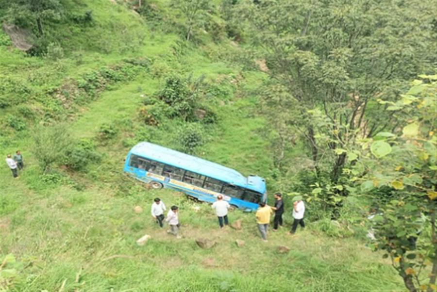 सवारियों से भरी एचआरटीसी बस दुर्घटना का शिकार, 8 की मौत, 21 घायल