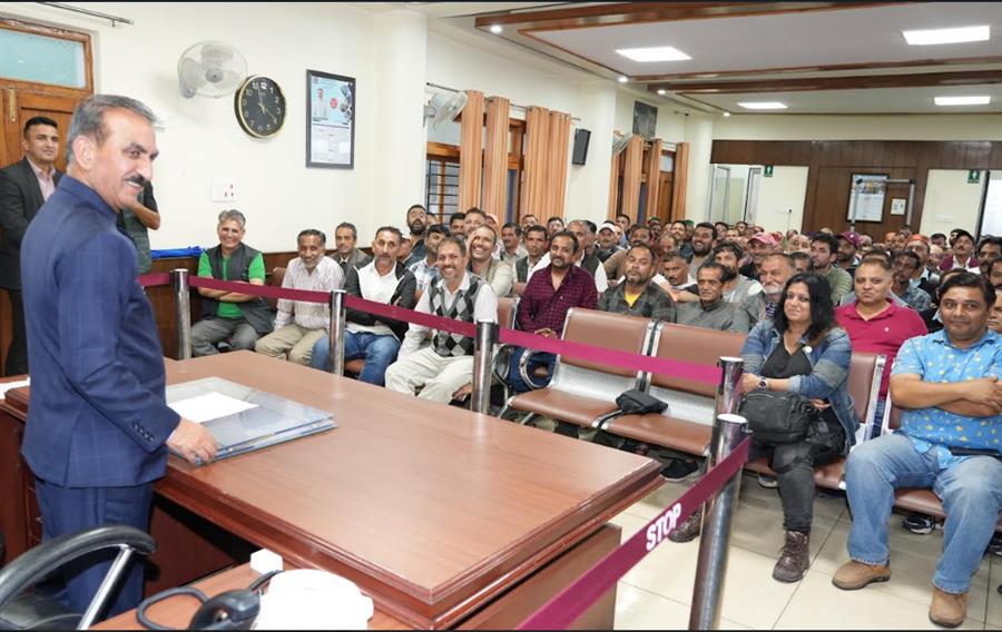 सेब उत्पादकों के हितों की रक्षा के लिए प्रदेश सरकार प्रतिबद्धः मुख्यमंत्री