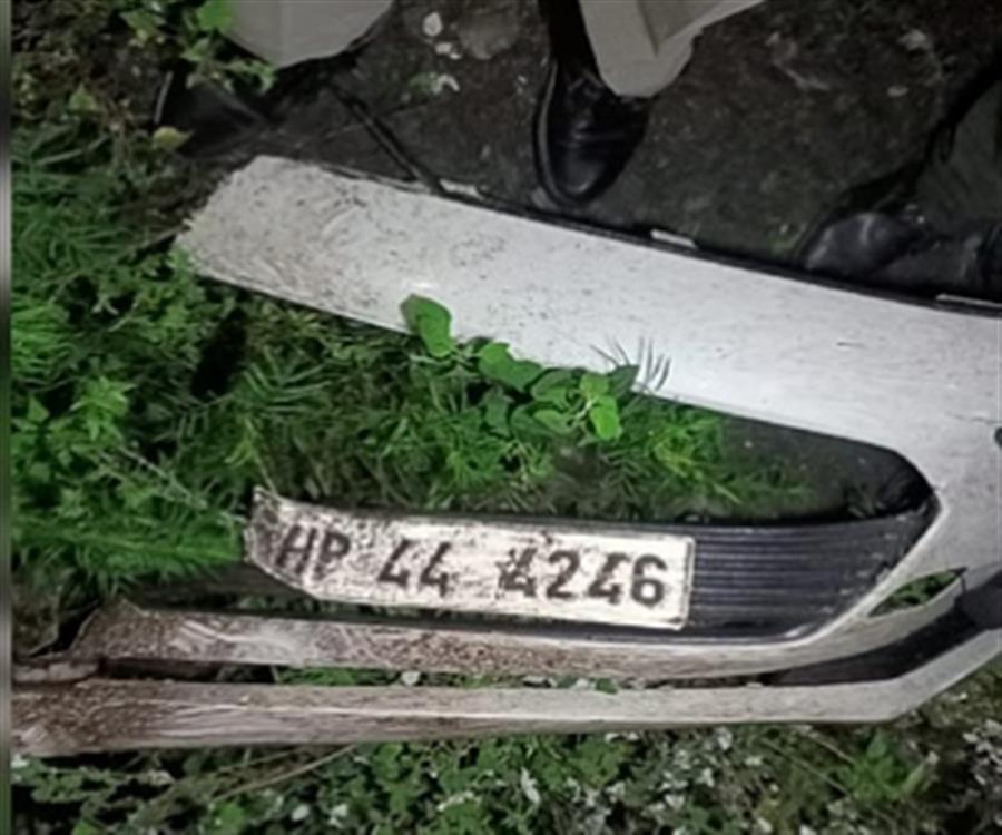 पत्‍थर लगने से कार खाई में गिरी, पति-पत्‍नी व 2 बच्‍चों समेत 6 की दर्दनाक मौत