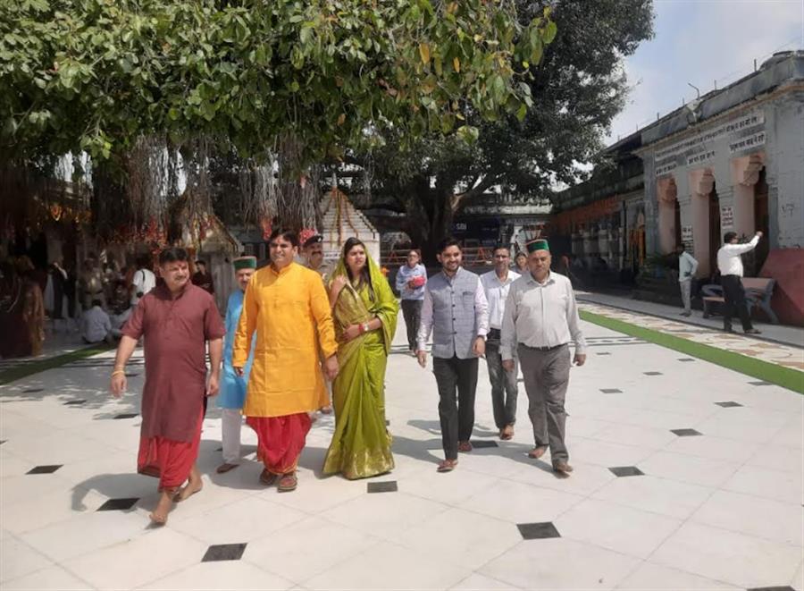 डीसी ने ब्रजेश्वरी धाम में सुविधाओं का जायजा लिया