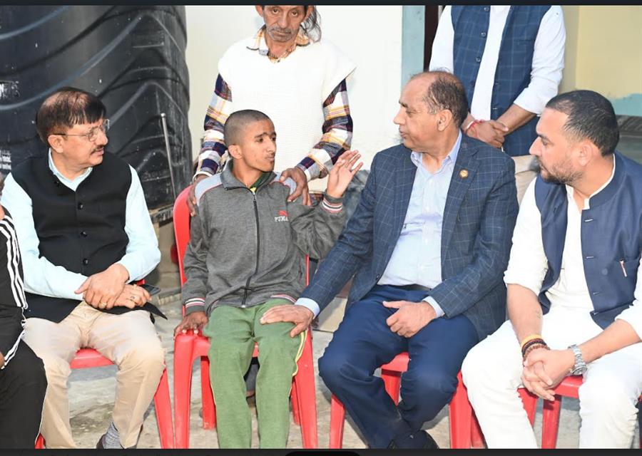 जयराम ठाकुर पहुंचे सासन, गांव मासूम गोलू से मिलकर हुए भावुक