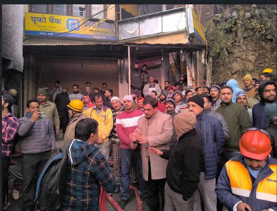 अर्की बाजार में आग लगने से एक बच्‍चे समेत 4 की मौत, 6 मलबे में दफन