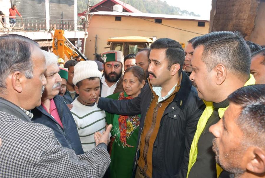 अर्की अग्निकांड प्रभावितों से मिले पीडब्‍ल्‍यूडी मंत्री, सहायता का आश्‍वासन