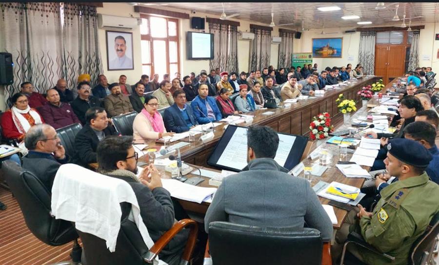 सांसद अनुराग ठाकुर ने केंद्र प्रायोजित योजनाओं में गति लाने के निर्देश दिए