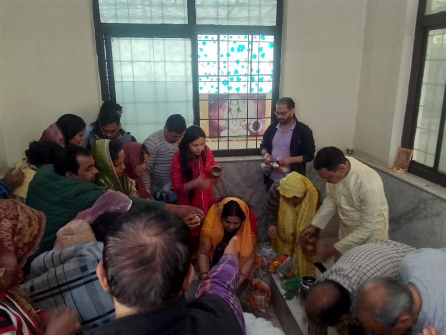 बाबा बालकनाथ मंदिर में उमड़े शिवभक्त, घंटों इंतजार के बाद जल चढ़ाने पर खिले चेहरे