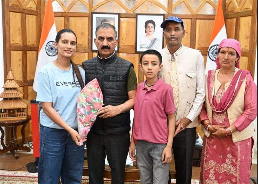 सीएम ने एवरेस्ट विजेता रुचि ठाकुर को किया सम्मानित, एक लाख की घोषणा