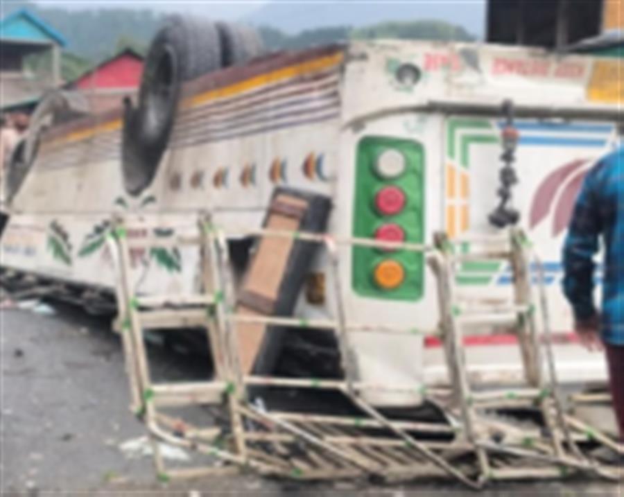 बैरागढ़ से चंबा जा रही निजी बस पलटी, 7 की मौत, 11 घायल
