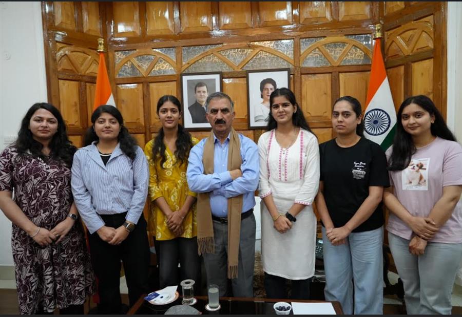 सीएम ने एचपीयू के शोधार्थियों और नादौन के विद्यार्थियों के साथ संवाद किया
