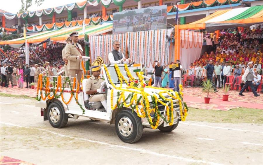 सीएम ने चतुर्थ श्रेणी कर्मियों के बकाया वेतन के 20,000 रुपये देने की घोषणा की