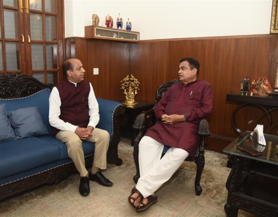 नितिन गडकरी और स्मृति ईरानी से मिले जयराम ठाकुर