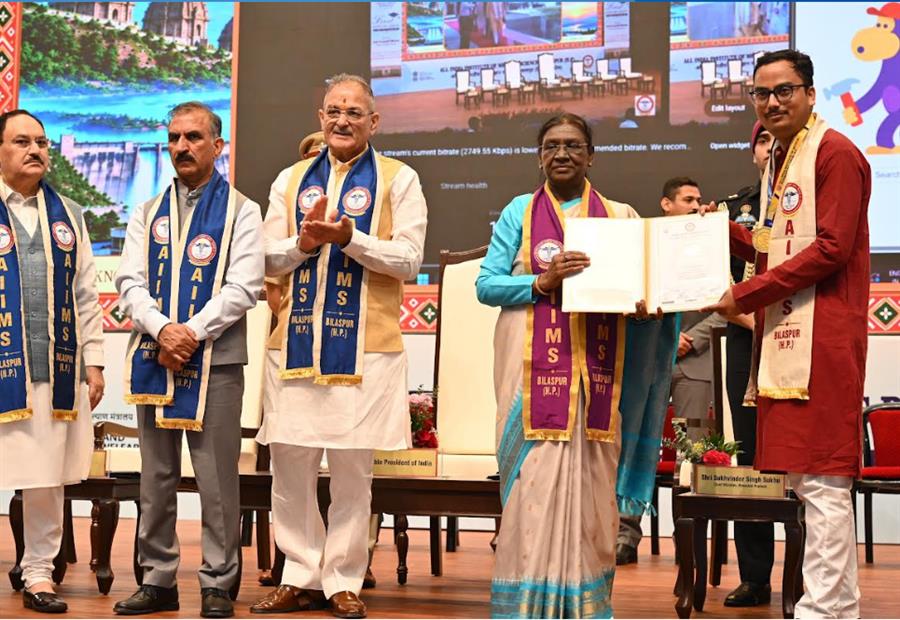 राष्ट्रपति और राज्यपाल ने एम्स बिलासपुर के प्रथम स्नातक बैच को प्रदान की उपाधियां